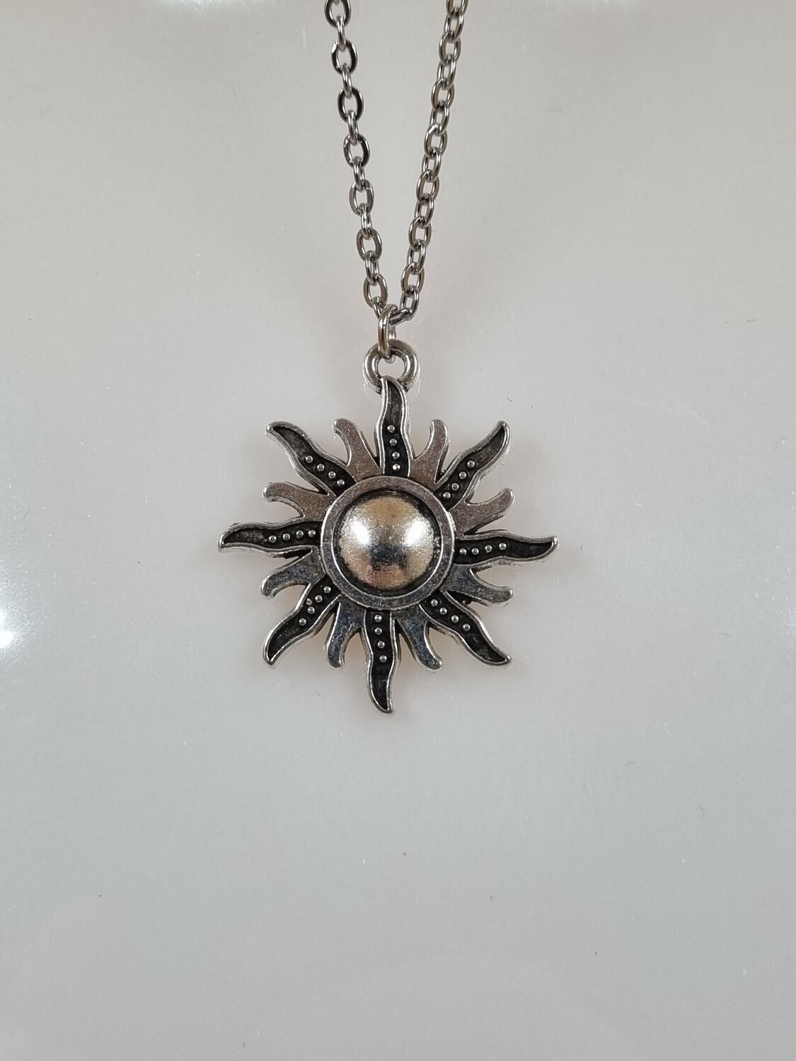 Halsband (55 cm) i rostfritt stål med söt berlock - Sol
