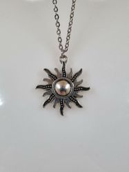 Halsband (55 cm) i rostfritt stål med söt berlock - Sol