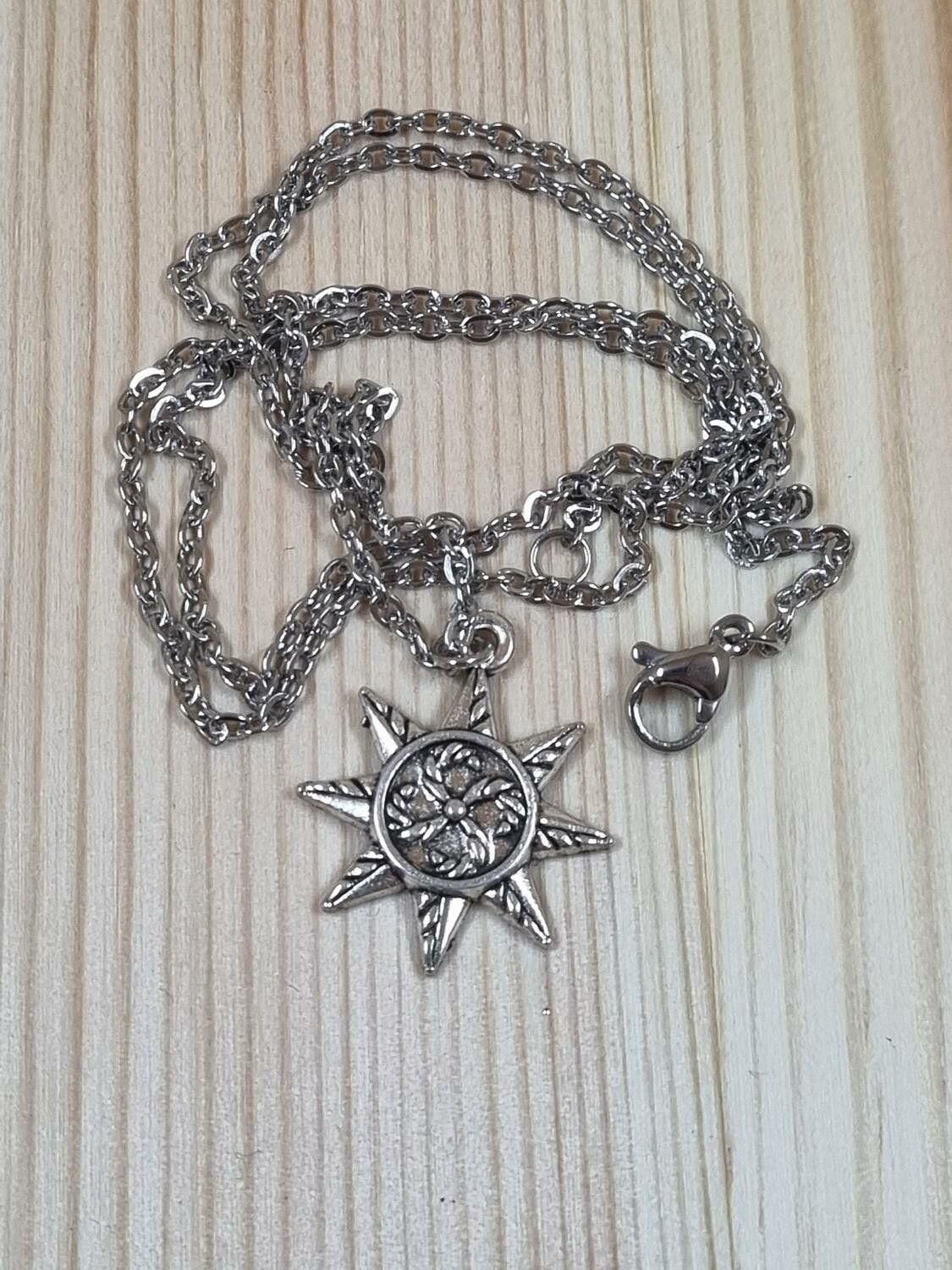 Halsband (55 cm) i rostfritt stål med söt berlock - Sol