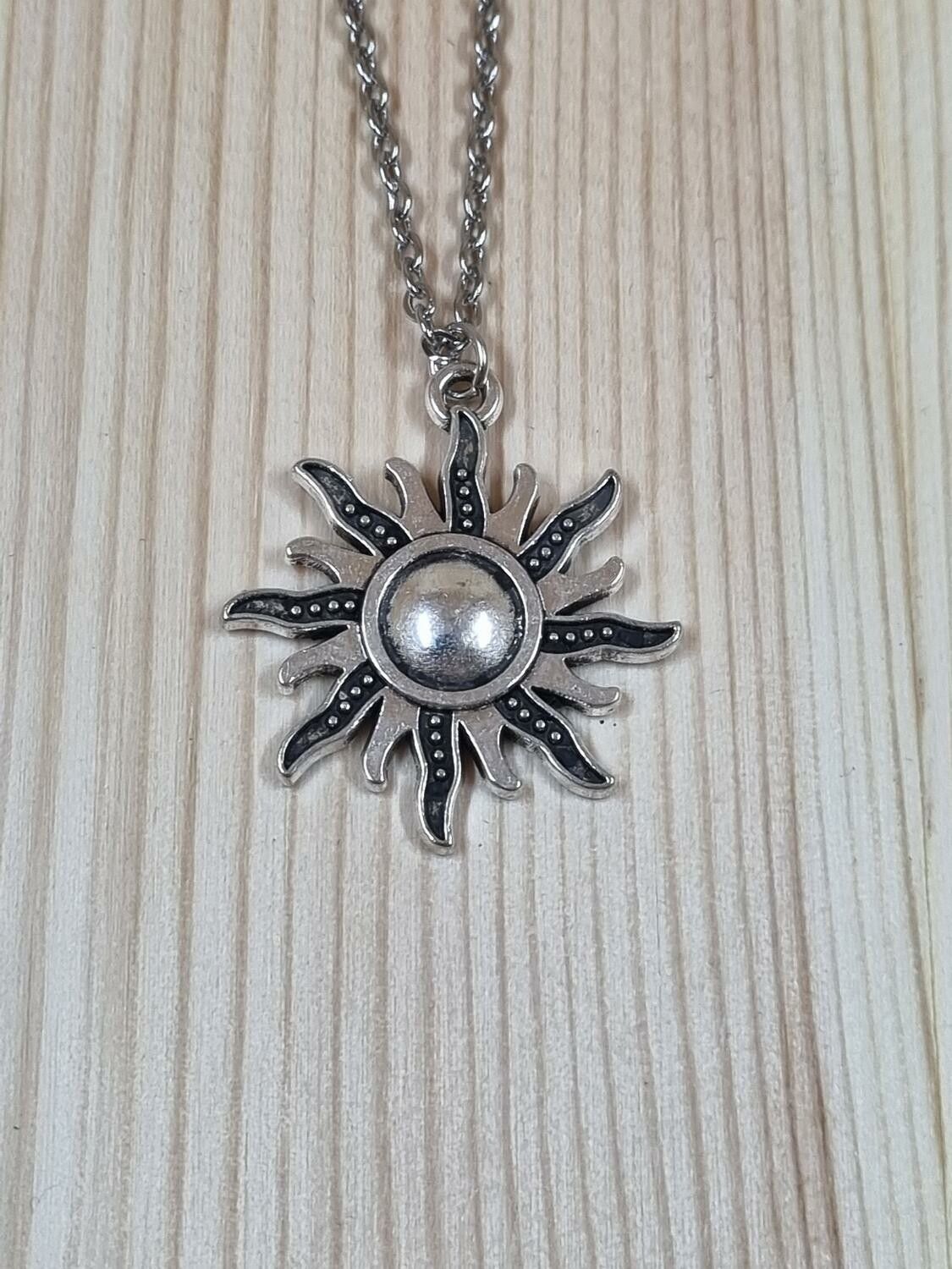 Halsband (55 cm) i rostfritt stål med söt berlock - Sol