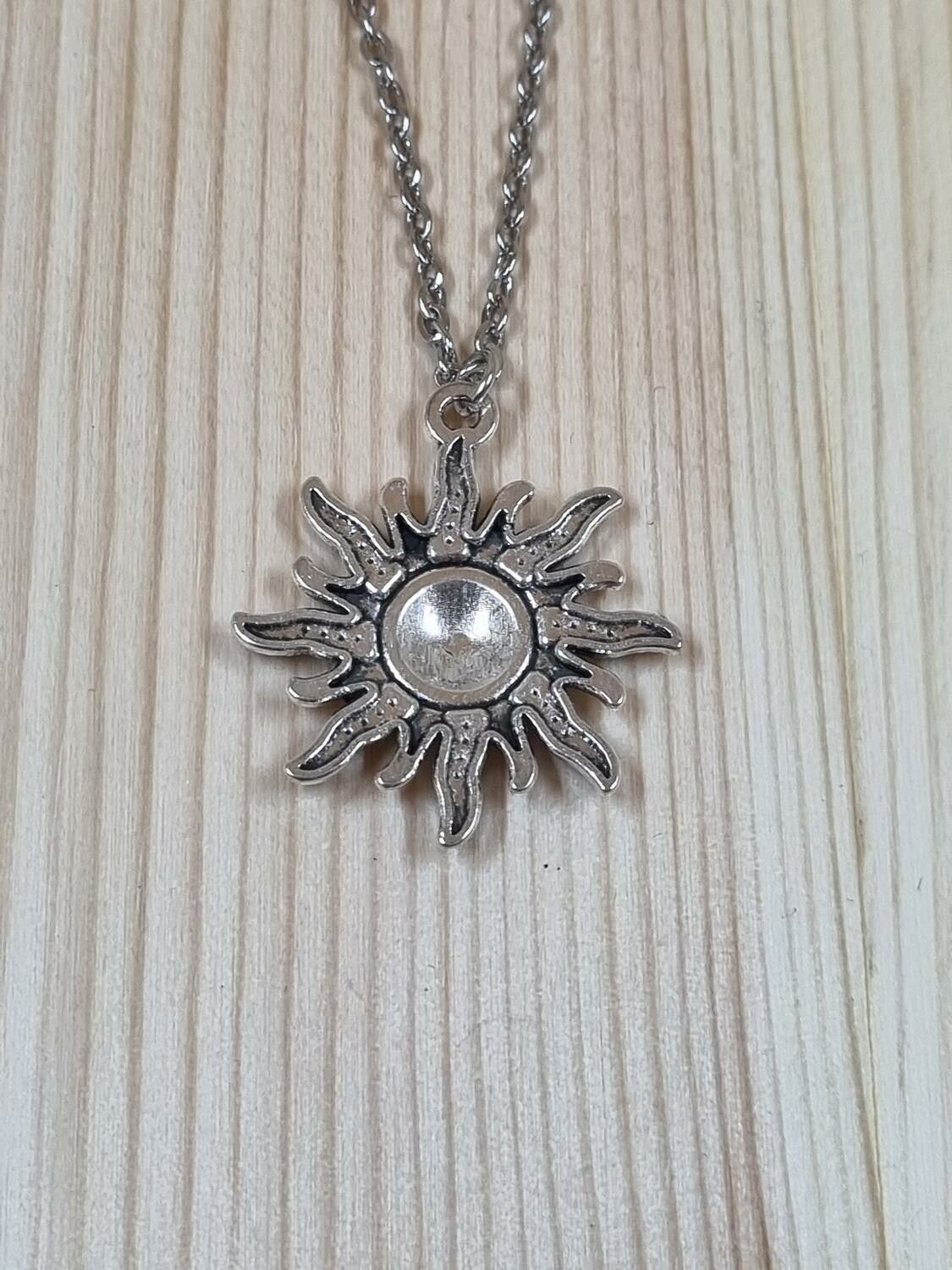 Halsband (55 cm) i rostfritt stål med söt berlock - Sol