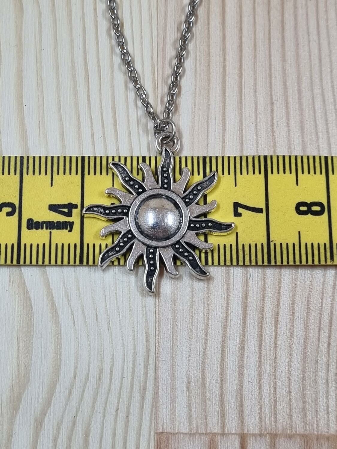 Halsband (55 cm) i rostfritt stål med söt berlock - Sol