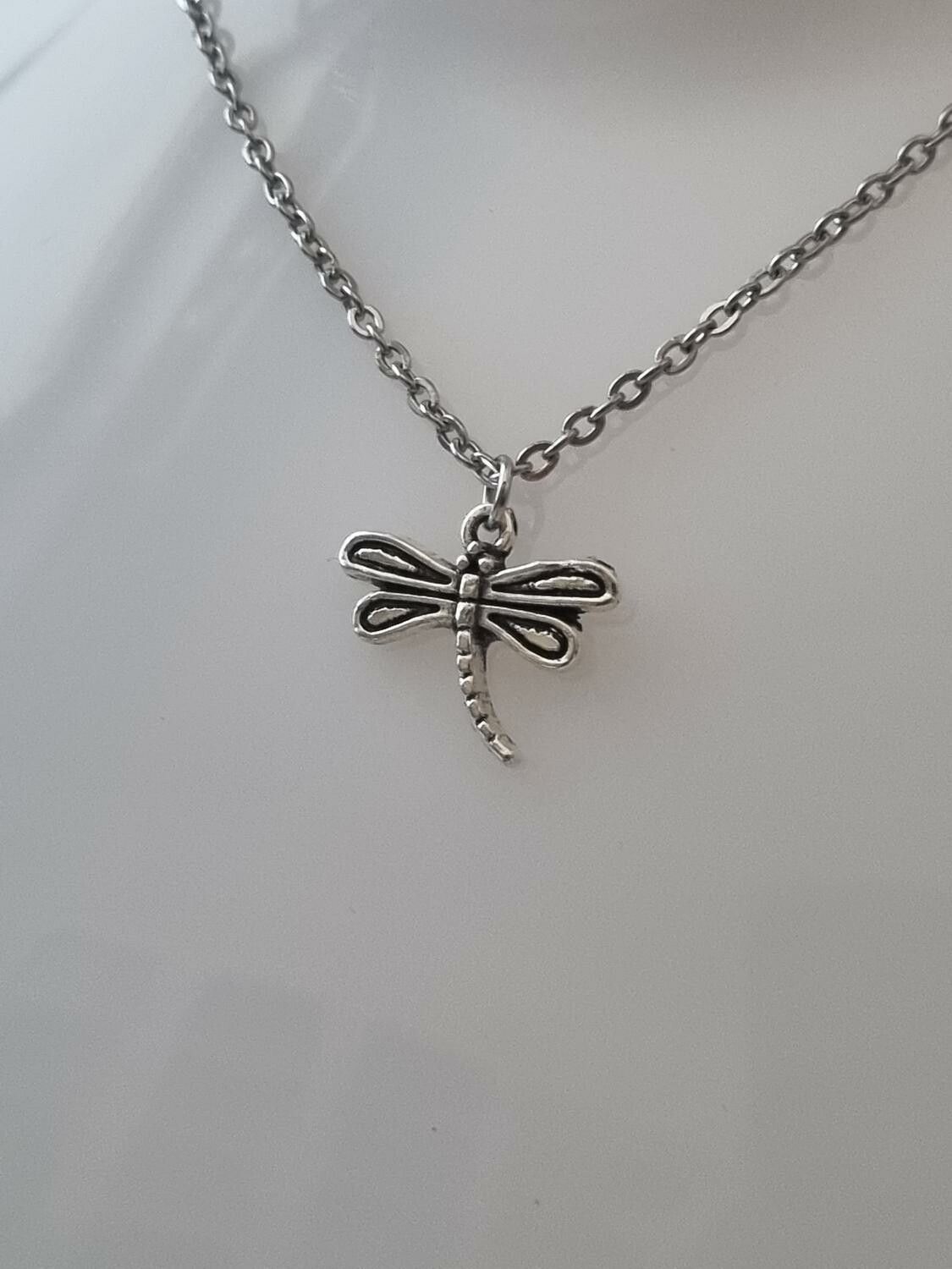 Halsband (55 cm) i rostfritt stål med söt berlock - Trollslända