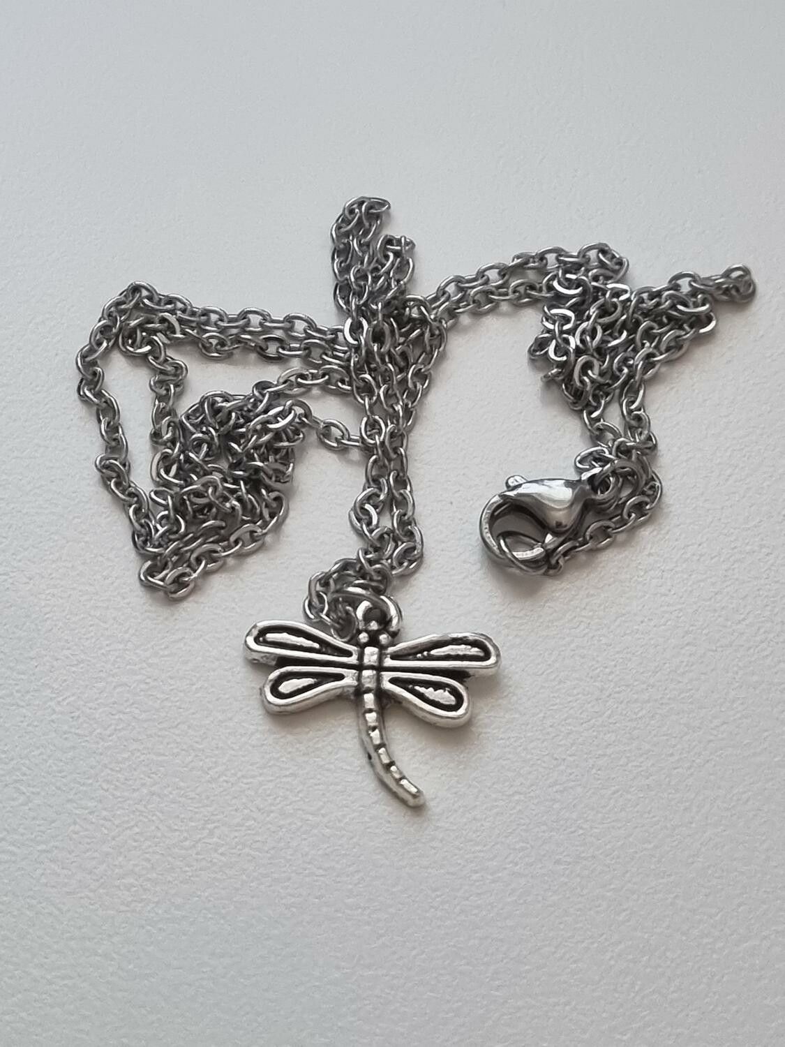 Halsband (55 cm) i rostfritt stål med söt berlock - Trollslända