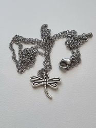 Halsband (55 cm) i rostfritt stål med söt berlock - Trollslända