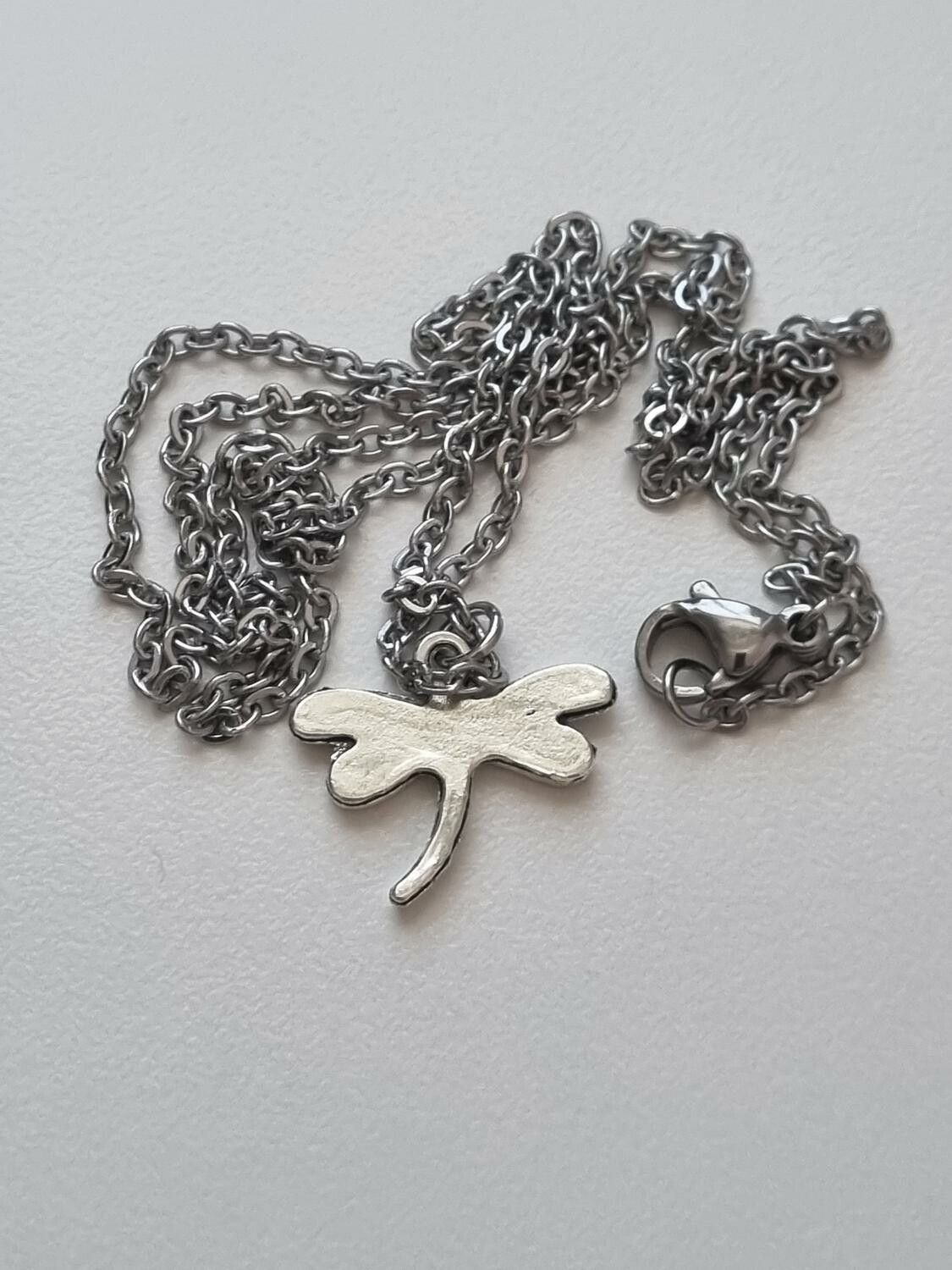 Halsband (55 cm) i rostfritt stål med söt berlock - Trollslända