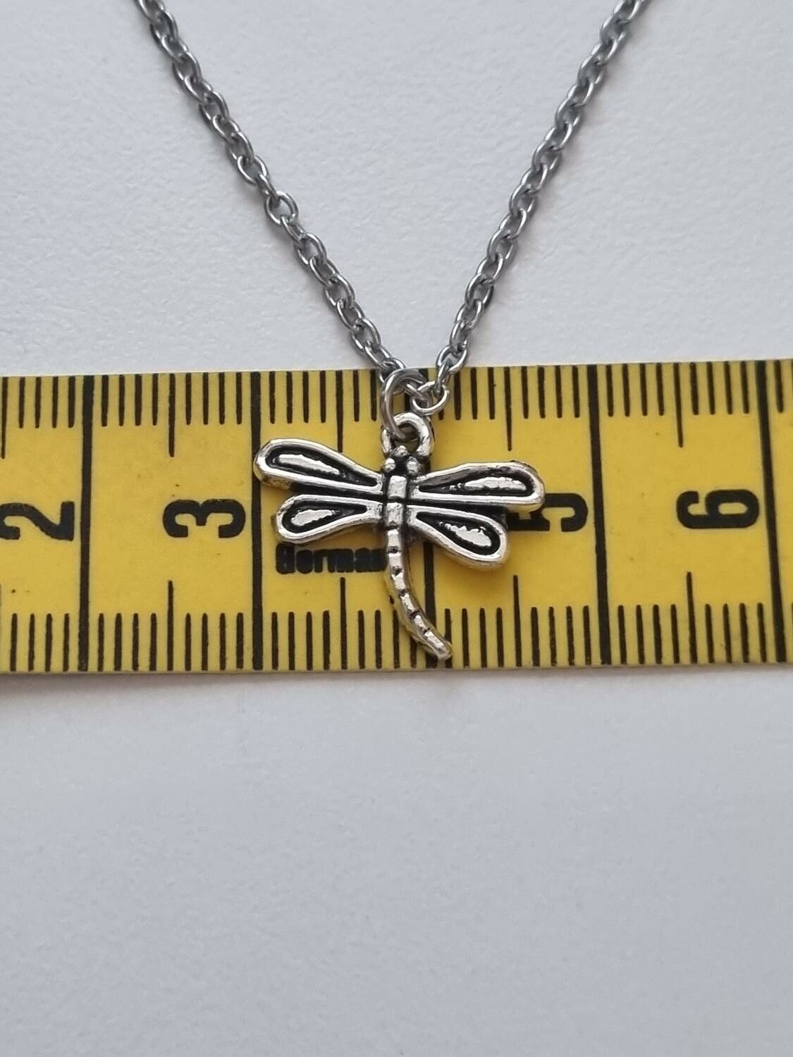 Halsband (55 cm) i rostfritt stål med söt berlock - Trollslända