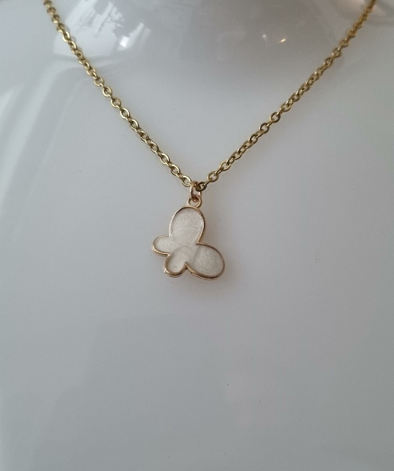 Halsband i rostfritt stål med söt berlock (50  cm) - Vit fjäril