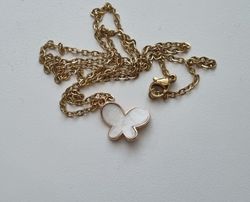 Halsband i rostfritt stål med söt berlock (50  cm) - Vit fjäril