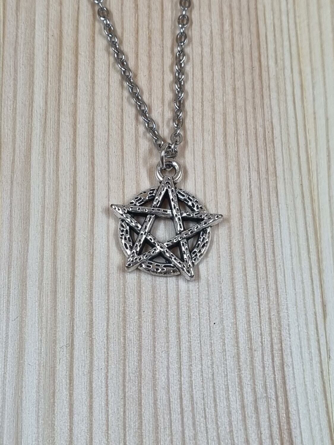 Halsband (60 cm) i rostfritt stål med söt berlock - Pentagram