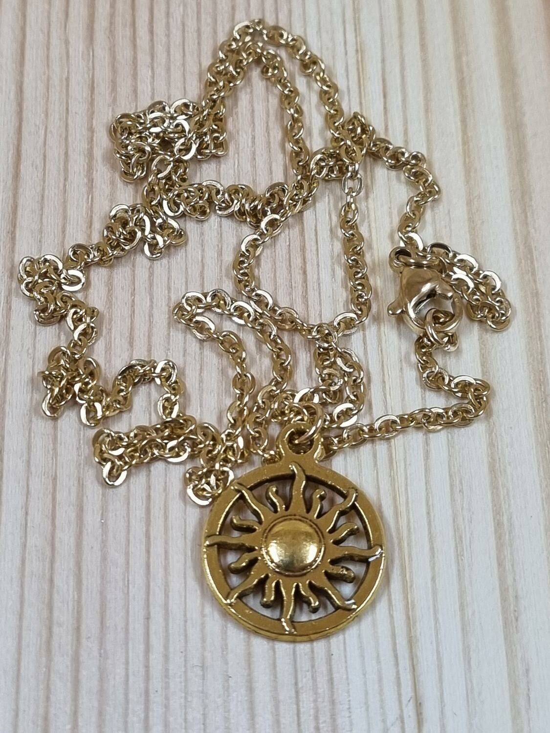 Halsband (60 cm) i rostfritt stål med söt berlock - Sol