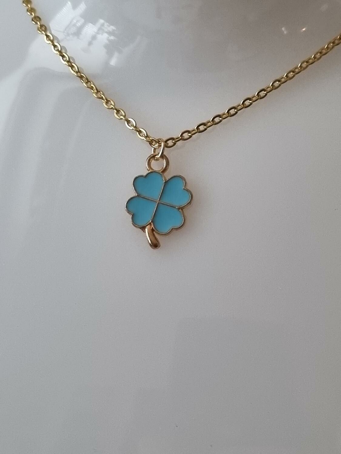 Halsband med blå fyrklöver (55 cm lång kedja)