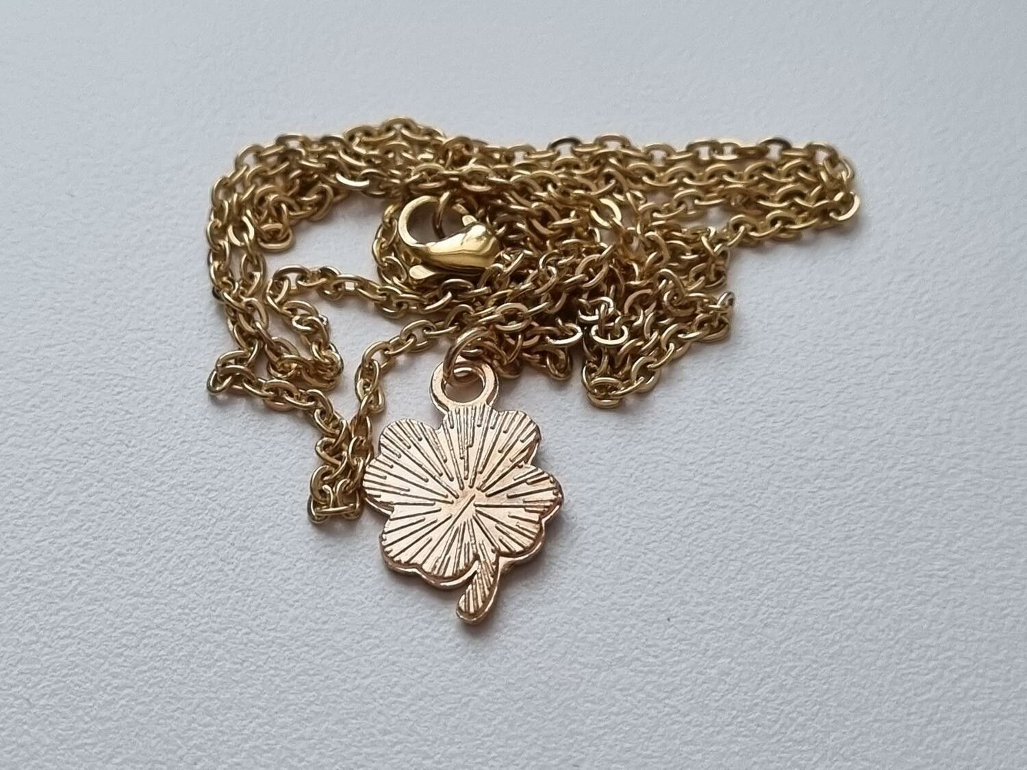 Halsband med blå fyrklöver (55 cm lång kedja)