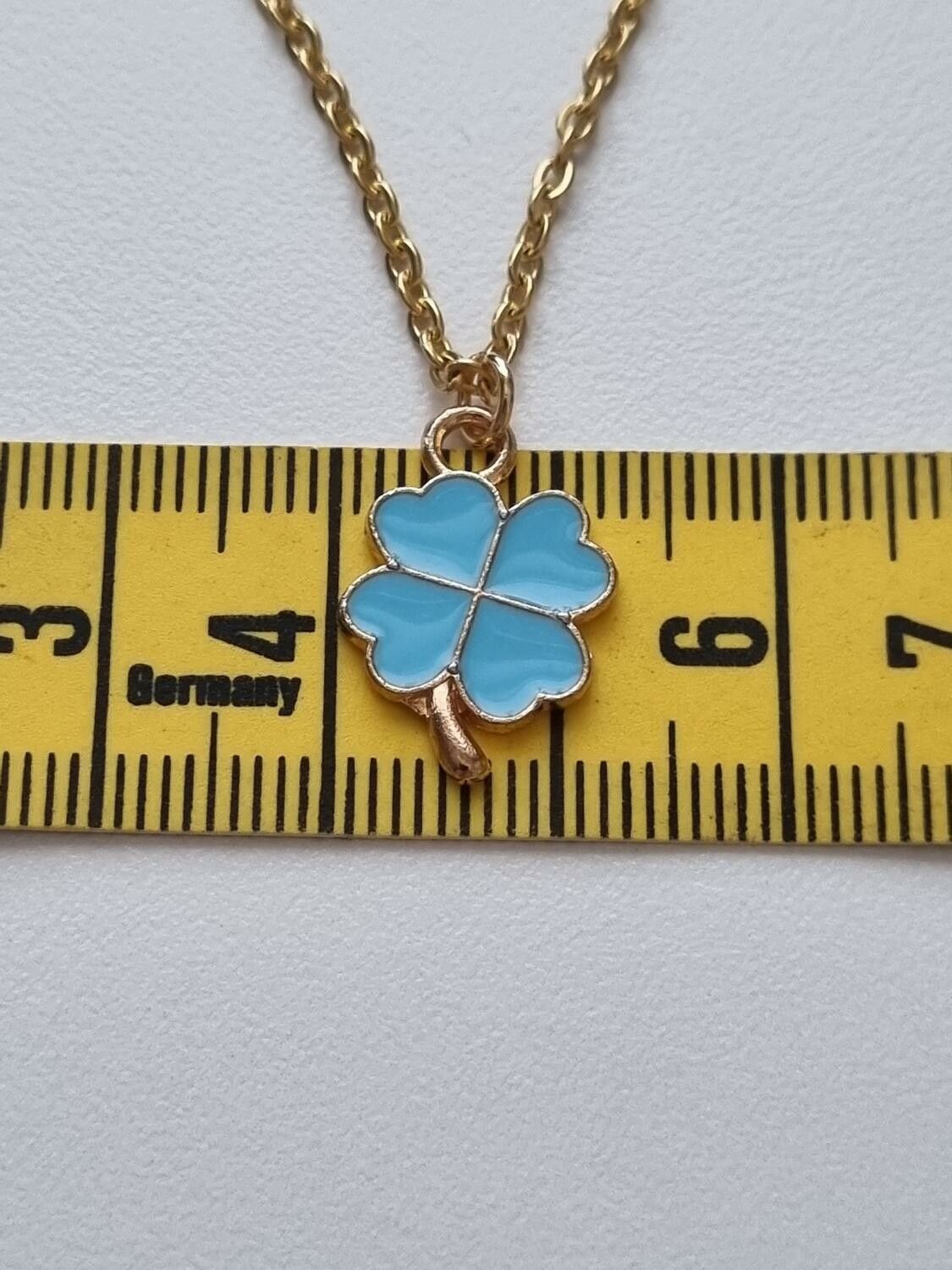 Halsband med blå fyrklöver (55 cm lång kedja)