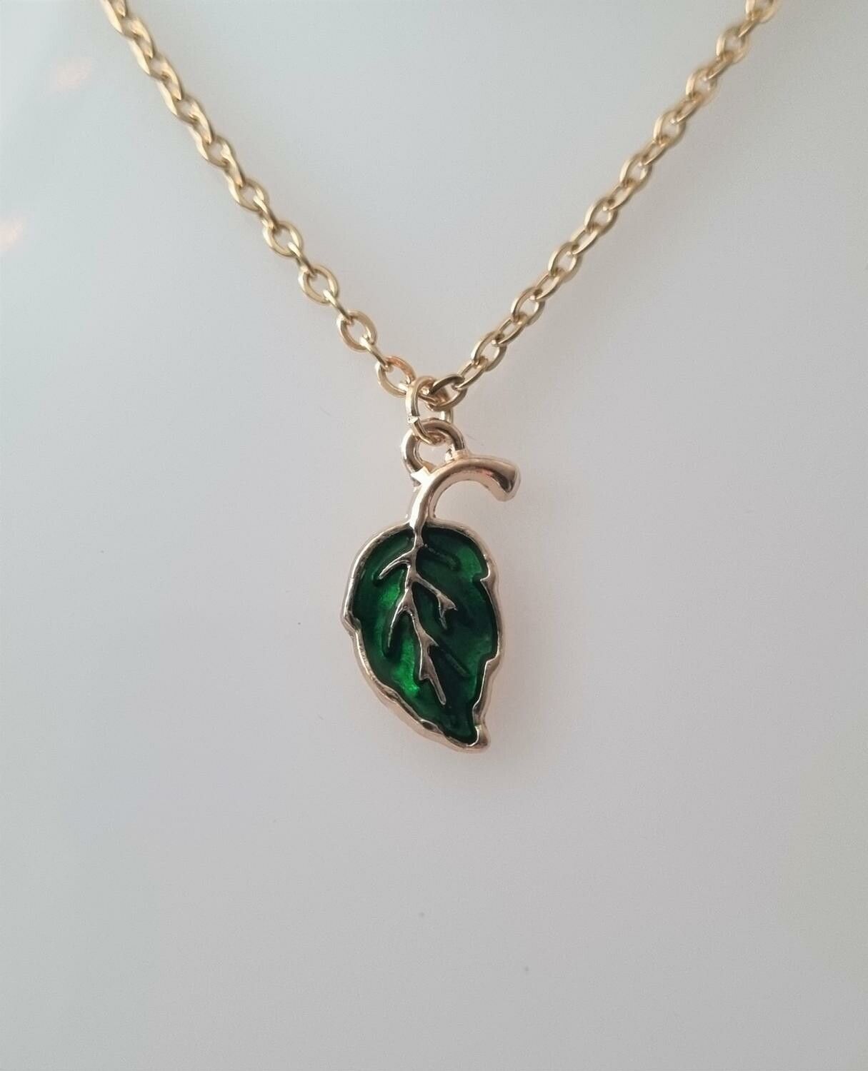 Halsband med ett grönt löv (45 cm lång kedja)