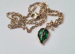 Halsband med ett grönt löv (45 cm lång kedja)