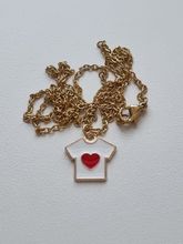 Halsband med vit tröja och rött hjärta (55 cm lång kedja)