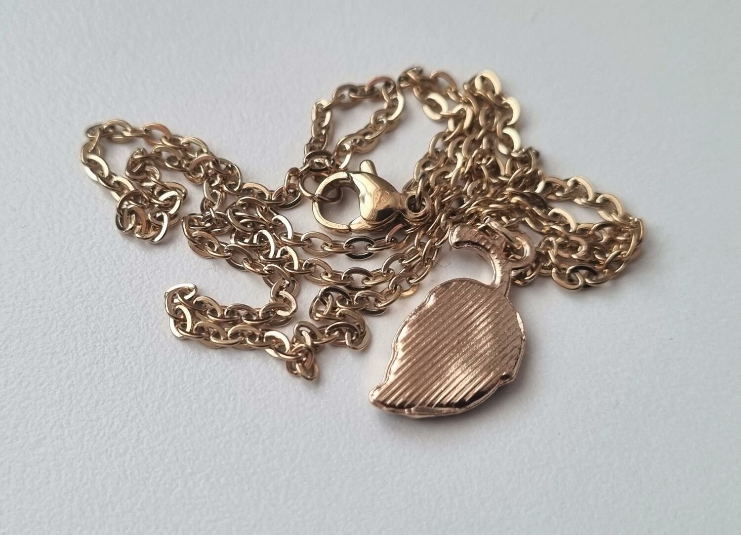 Halsband med ett grönt löv (45 cm lång kedja)