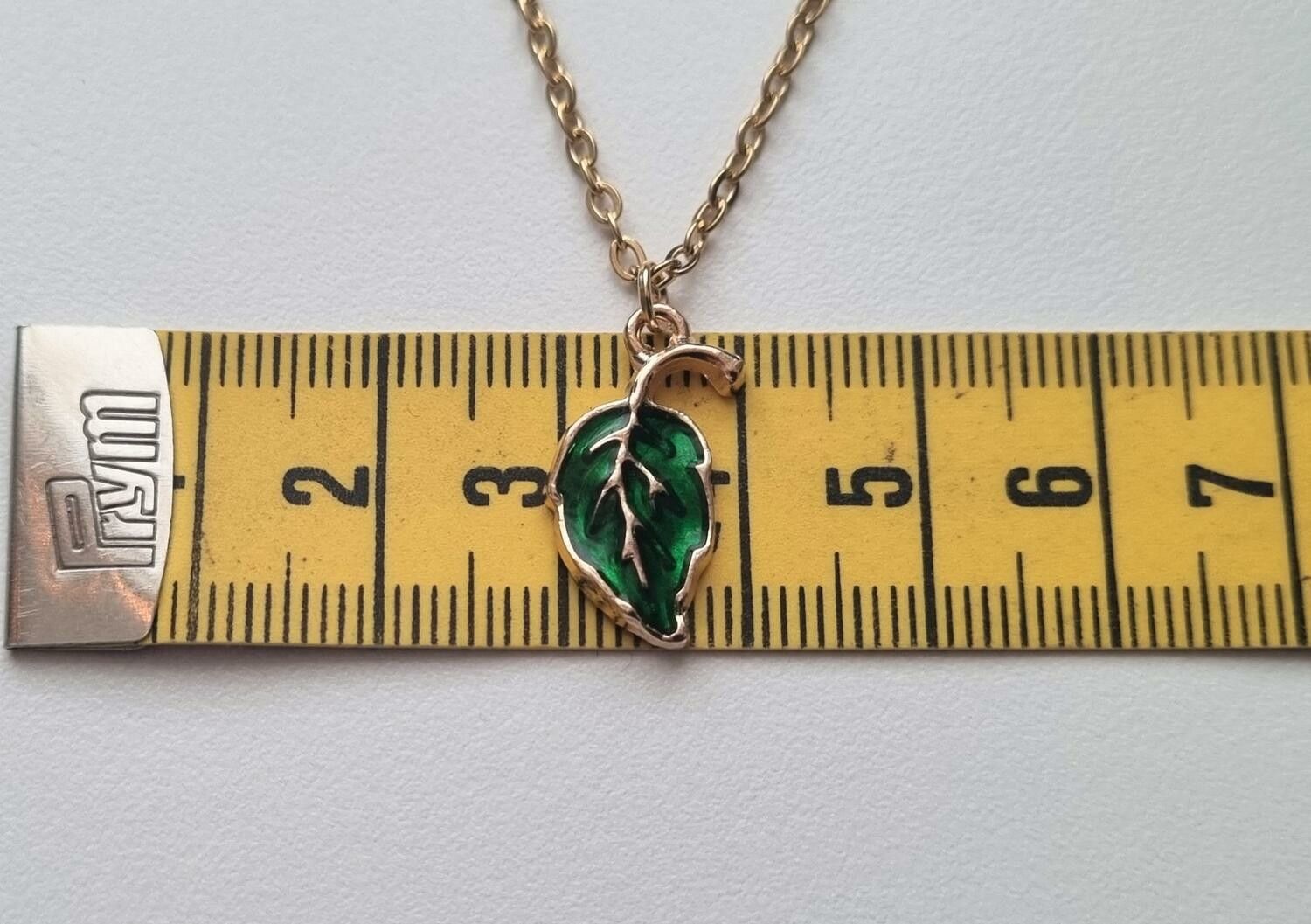 Halsband med ett grönt löv (45 cm lång kedja)