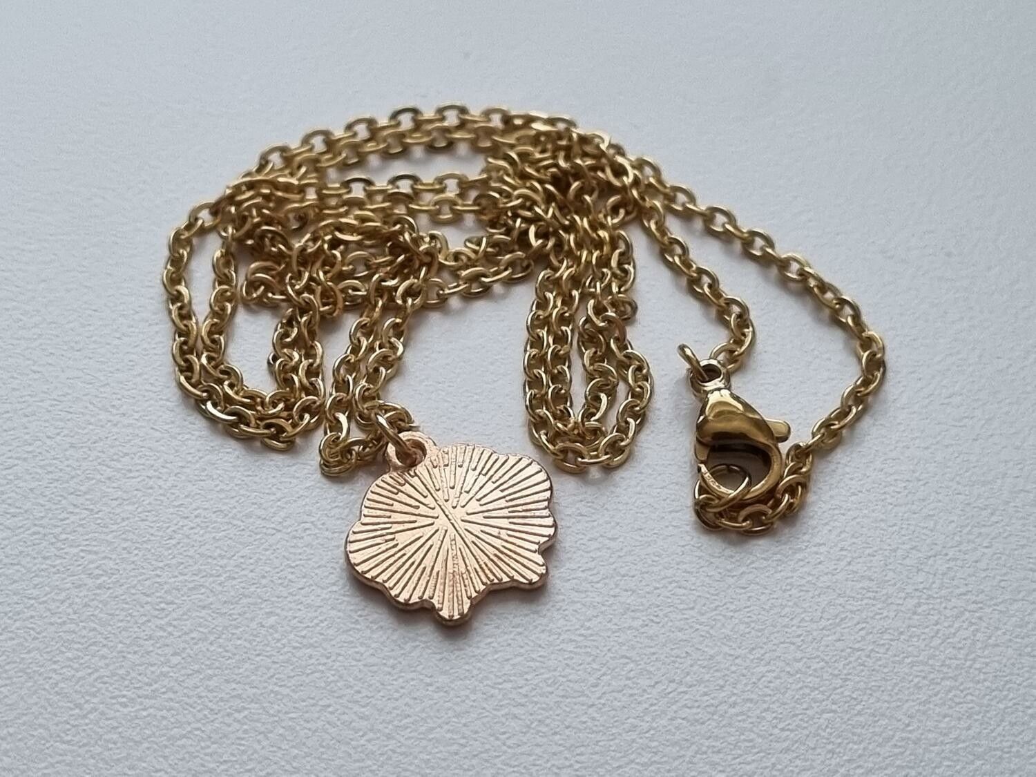 Halsband med litet lamm/får (55 cm lång kedja)
