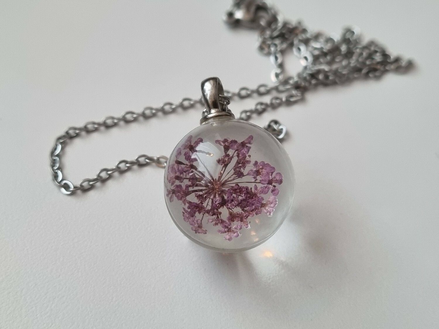 Halsband med rund glaskula (lila)