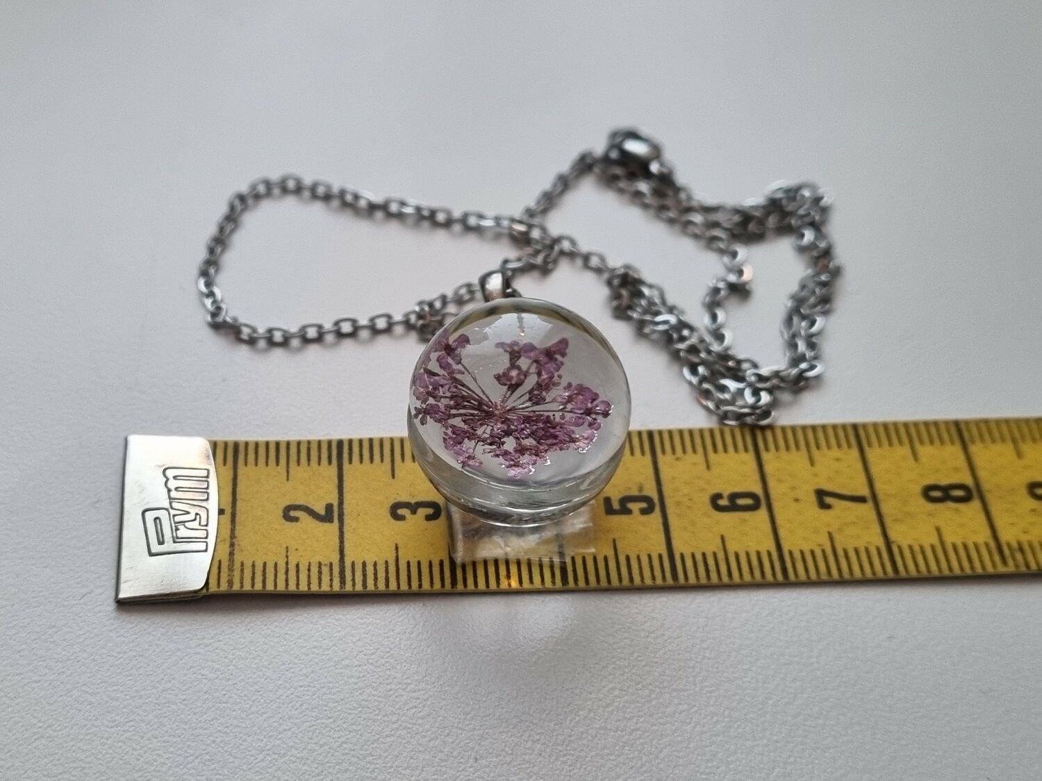 Halsband med rund glaskula (lila)