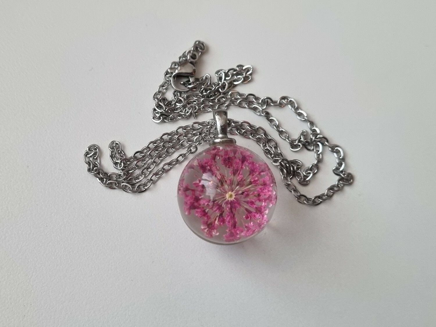 Halsband med rund glaskula (cerise)