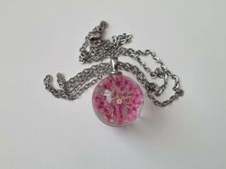 Halsband med rund glaskula (cerise)
