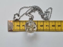 Halsband med rund glaskula (gul/vit)