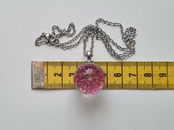 Halsband med rund glaskula (cerise)