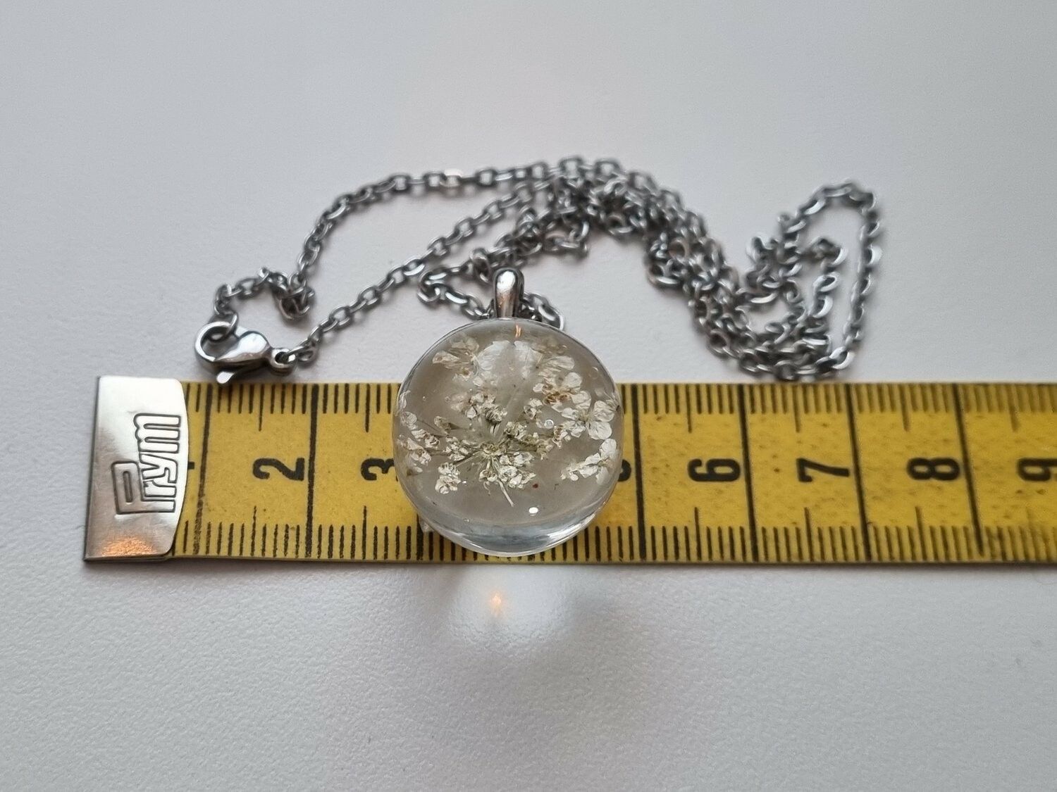 Halsband med rund glaskula (gul/vit)