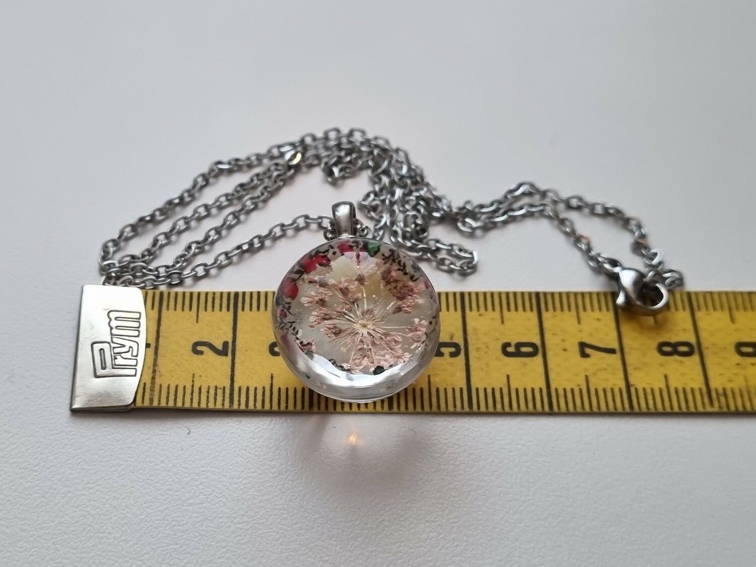 Halsband med rund glaskula (flerfärgad)