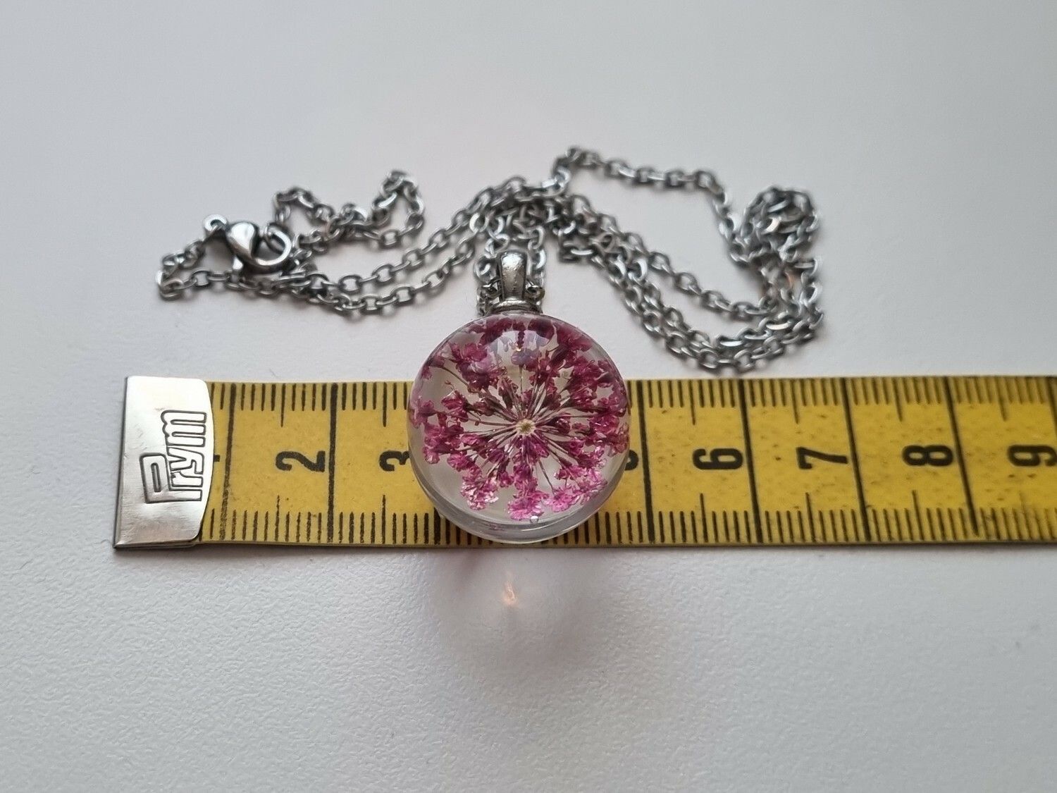 Halsband med rund glaskula (cerise)