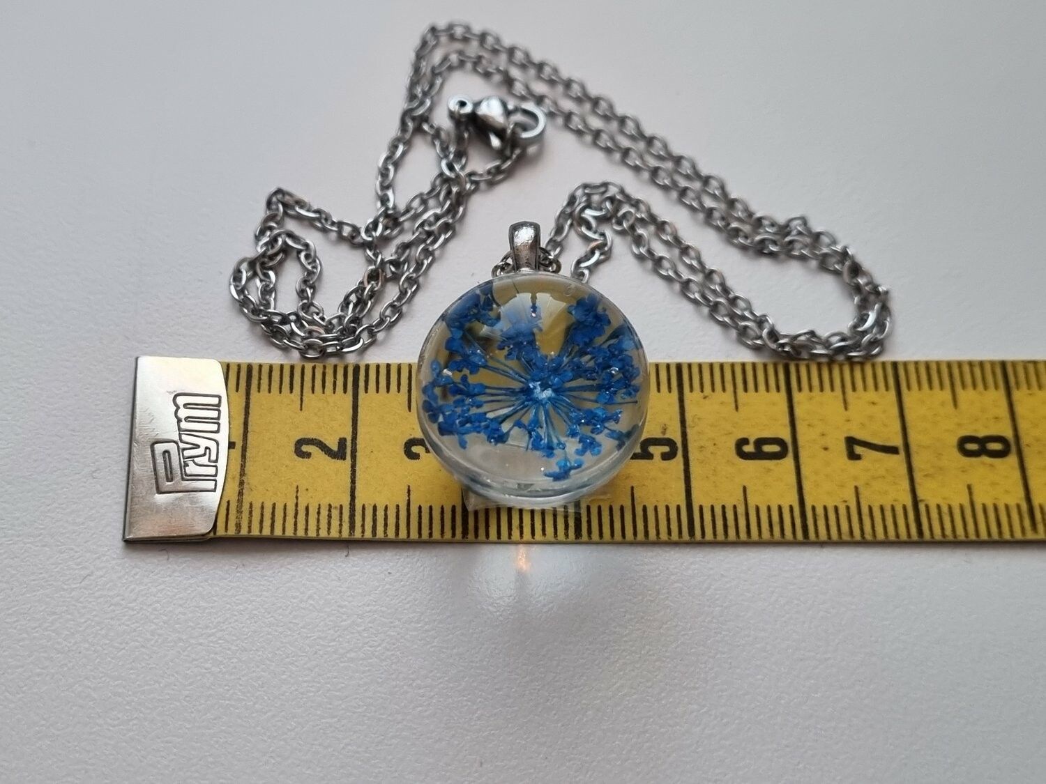 Halsband med rund glaskula (blå)