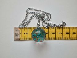 Halsband med rund glaskula (flerfärgad)