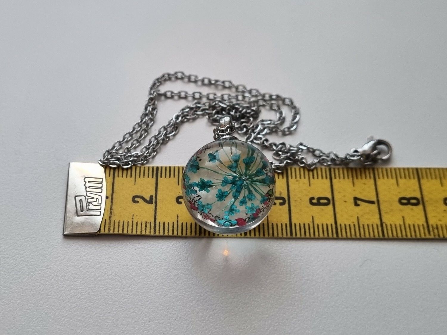 Halsband med rund glaskula (flerfärgad)