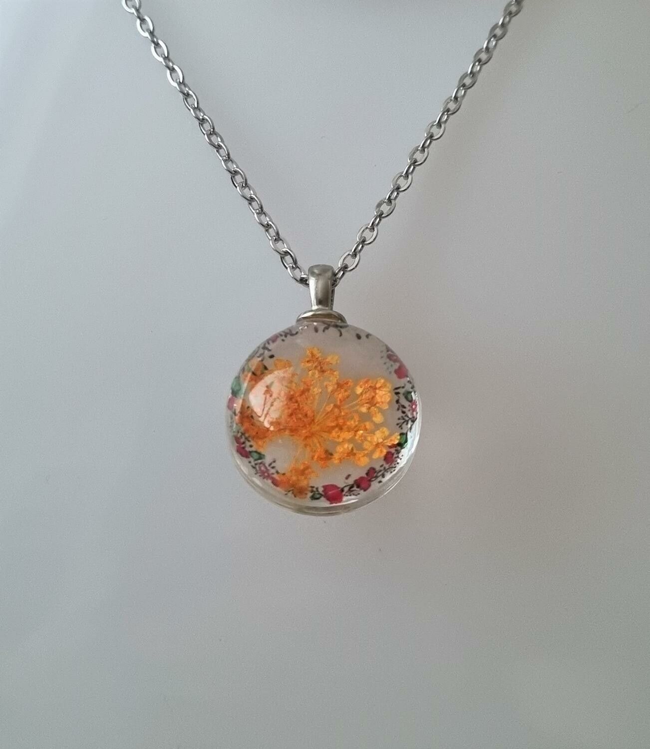 Halsband (50 cm) med fin rund orange berlock i glas