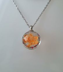 Halsband (50 cm) med fin rund orange berlock i glas