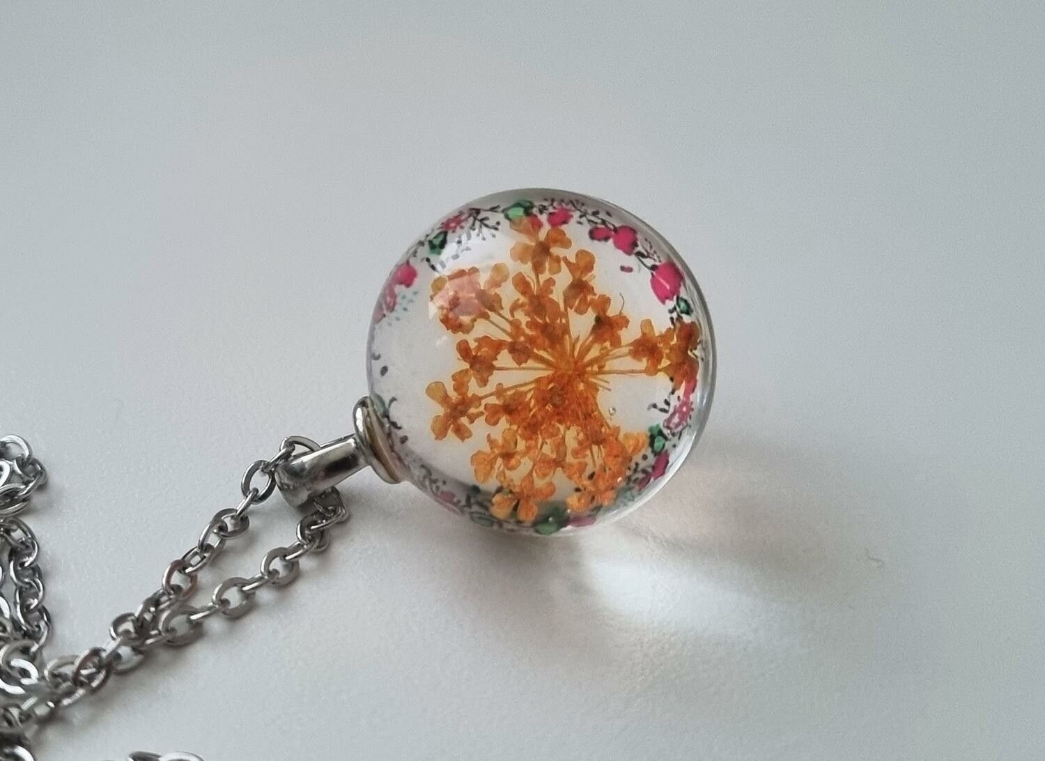 Halsband (50 cm) med fin rund orange berlock i glas