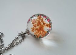 Halsband (50 cm) med fin rund orange berlock i glas