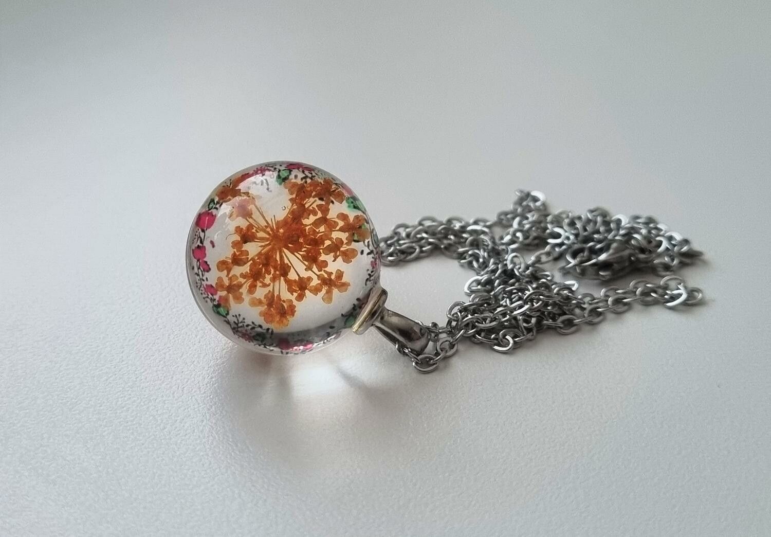 Halsband (50 cm) med fin rund orange berlock i glas