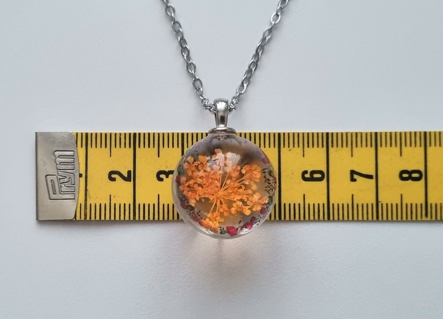 Halsband (50 cm) med fin rund orange berlock i glas