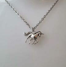 Halsband (55 cm) med en Enhörning / berlock
