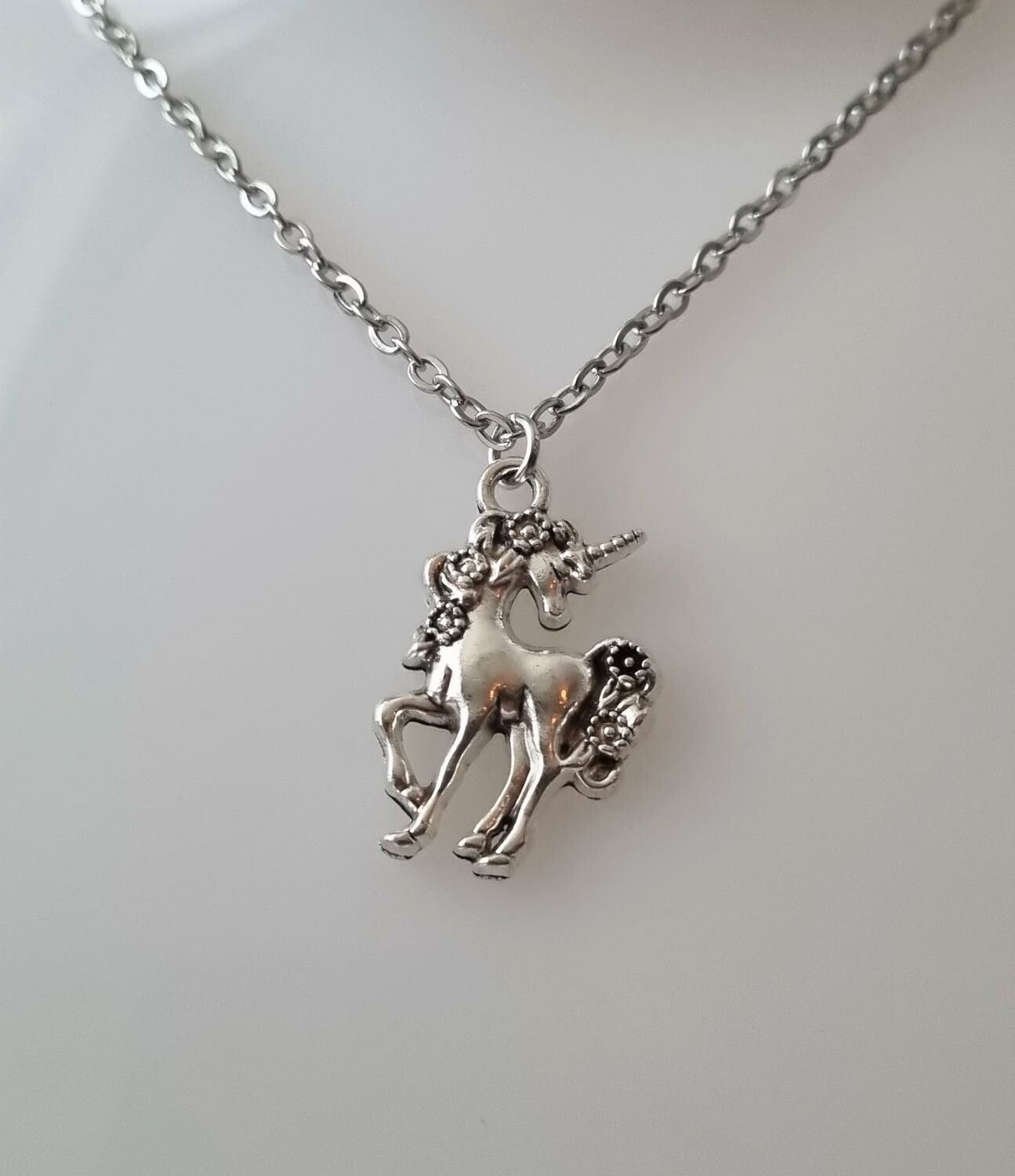 Halsband (55 cm) med en Enhörning / berlock / charm