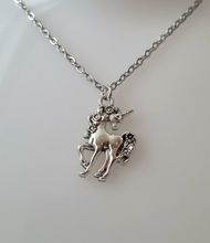 Halsband (55 cm) med en Enhörning / berlock / charm