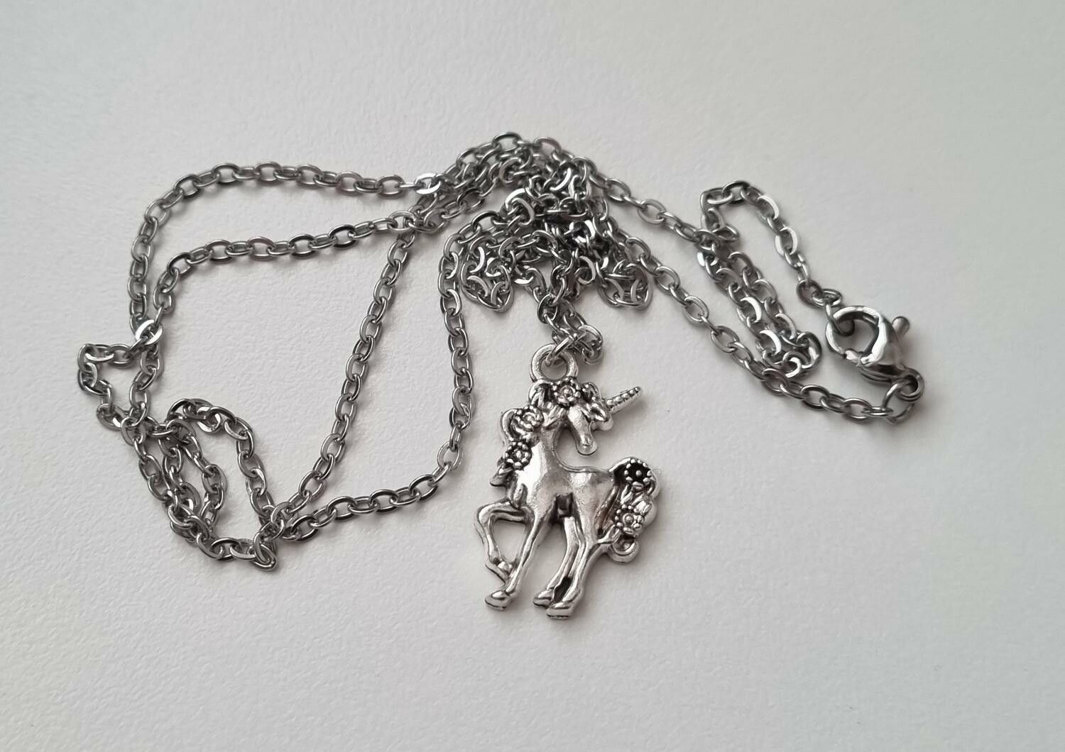 Halsband (55 cm) med en Enhörning / berlock / charm