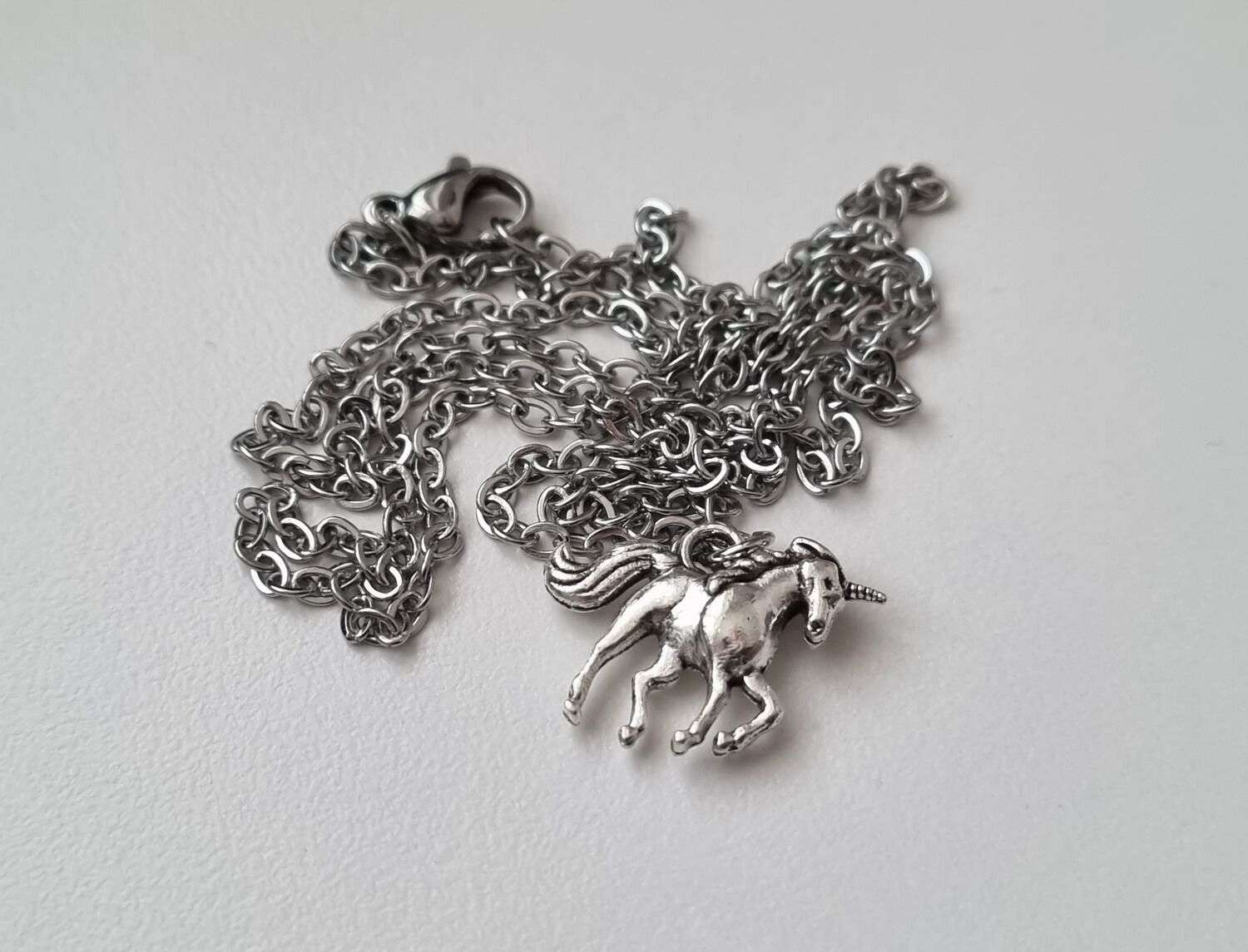 Halsband (55 cm) med en Enhörning / berlock