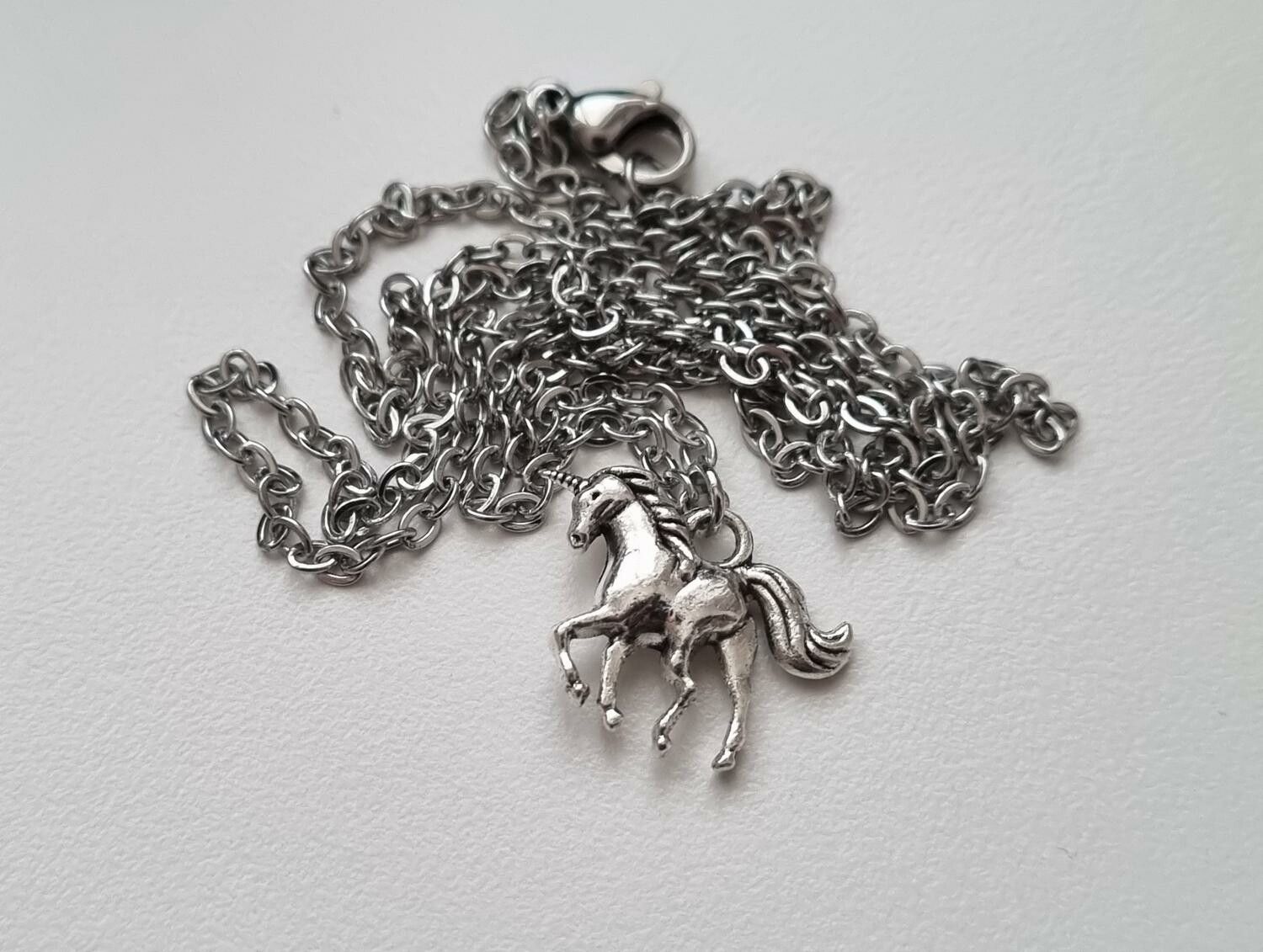 Halsband (55 cm) med en Enhörning / berlock