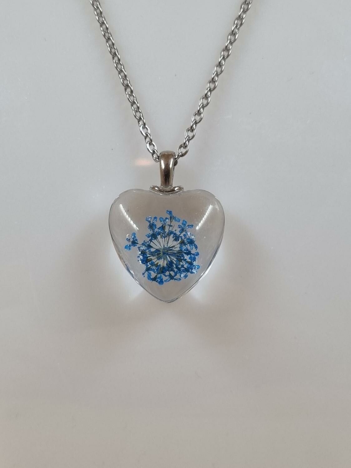 Halsband i rostfritt stål med fin berlock i glas (blå)