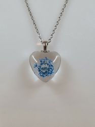 Halsband i rostfritt stål med fin berlock i glas (blå)